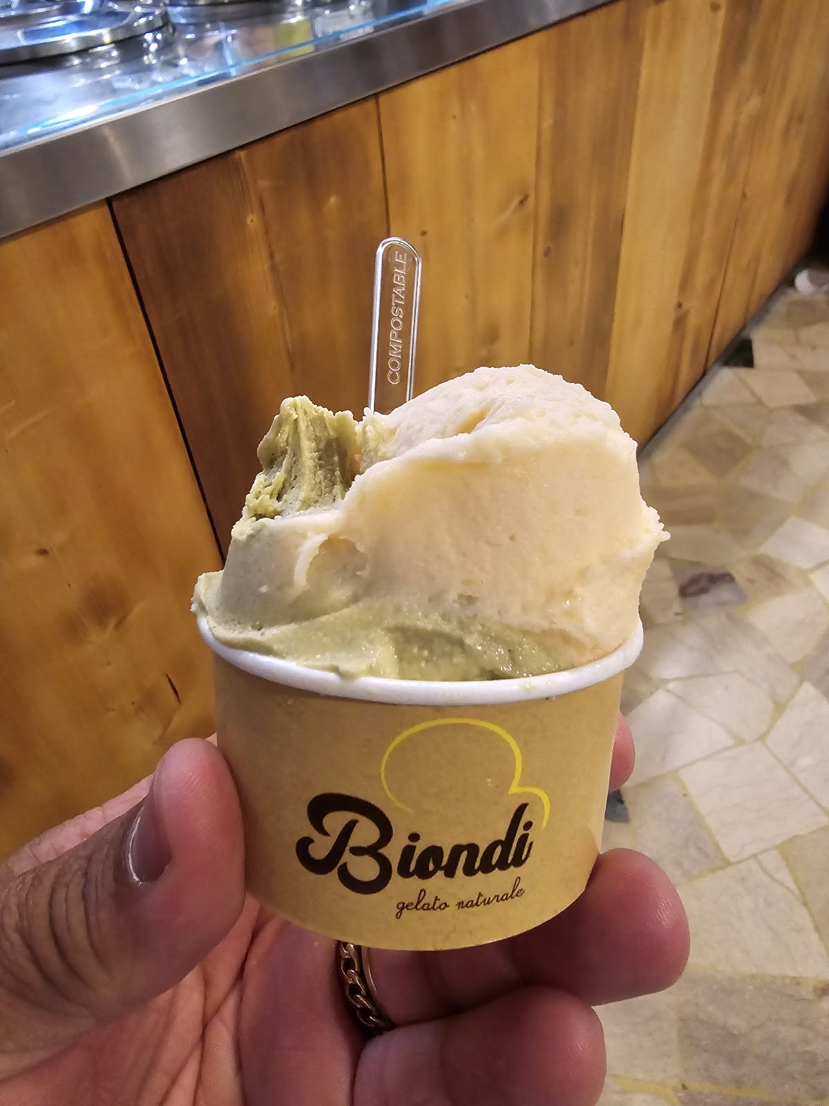 Un dettaglio della vetrina.