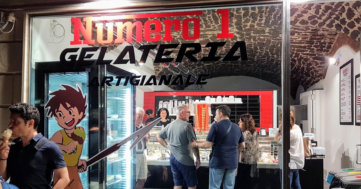 Il banco e la vetrina dei gusti.