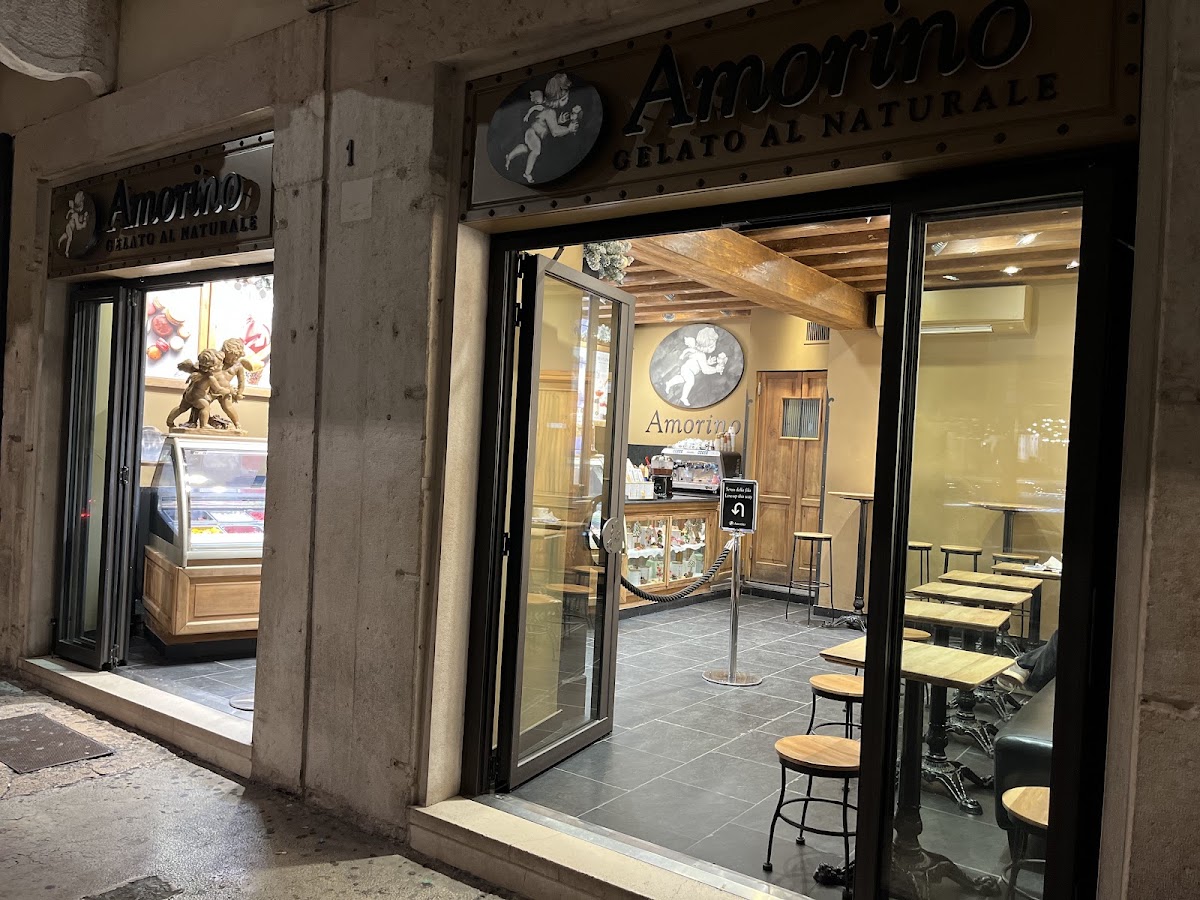 Il banco e la vetrina dei gusti.