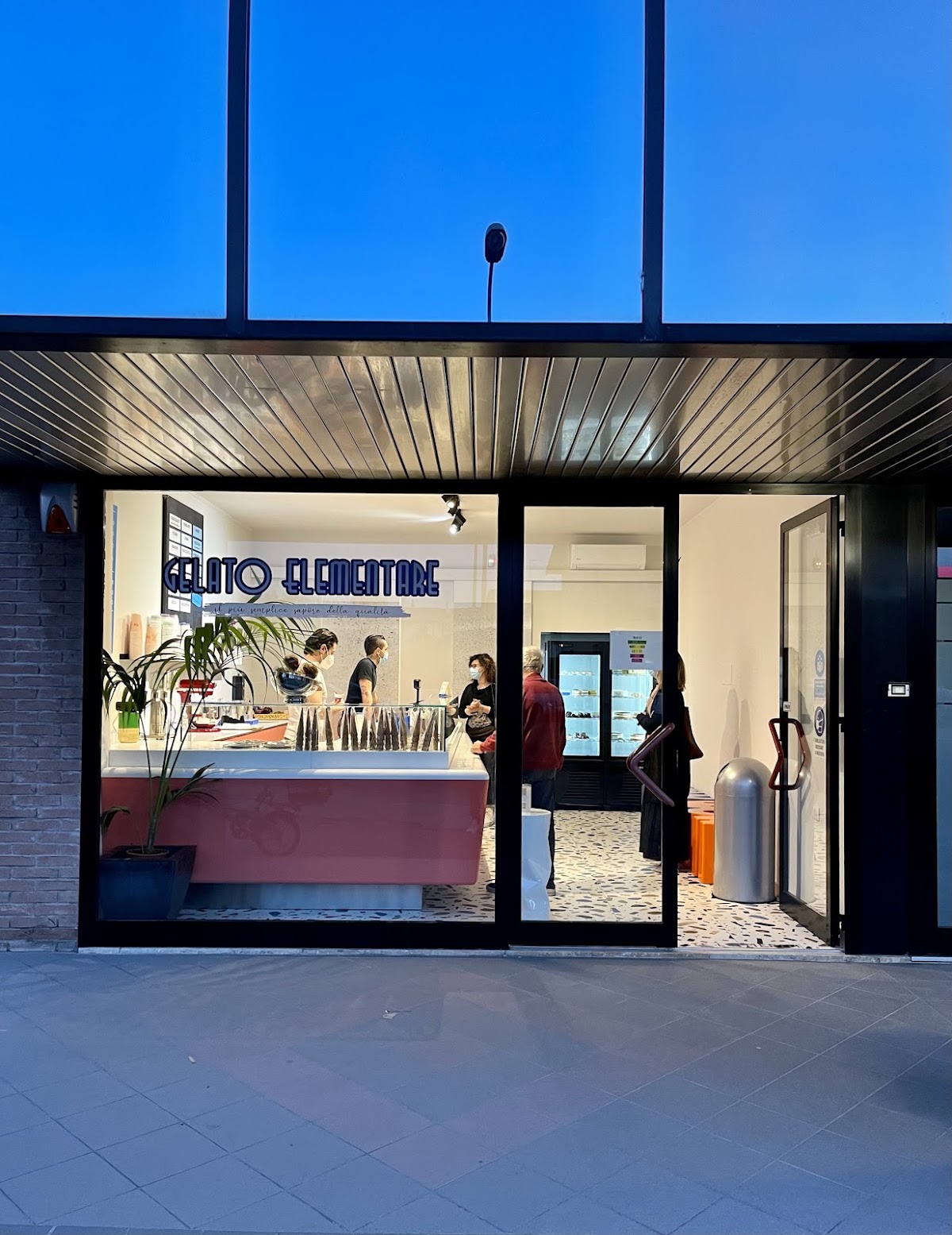 Il banco e la vetrina dei gusti.