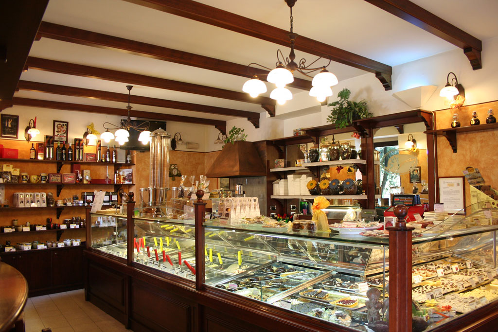 Le vaschette in vetrina.