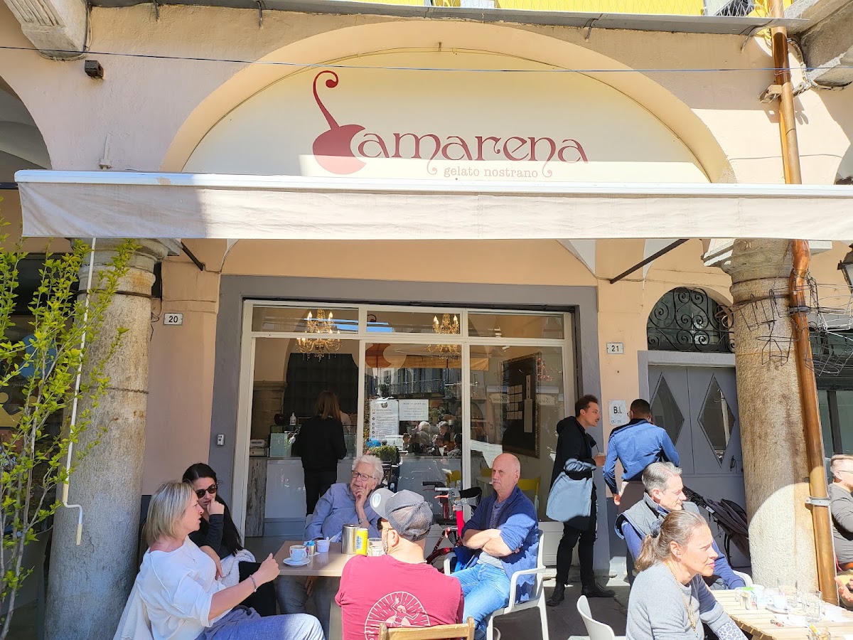 Il banco e la vetrina dei gusti.