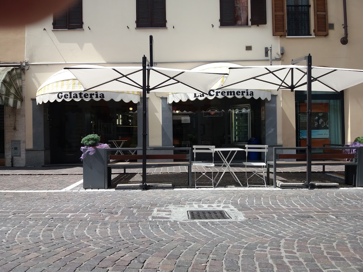 Il banco e la vetrina dei gusti.