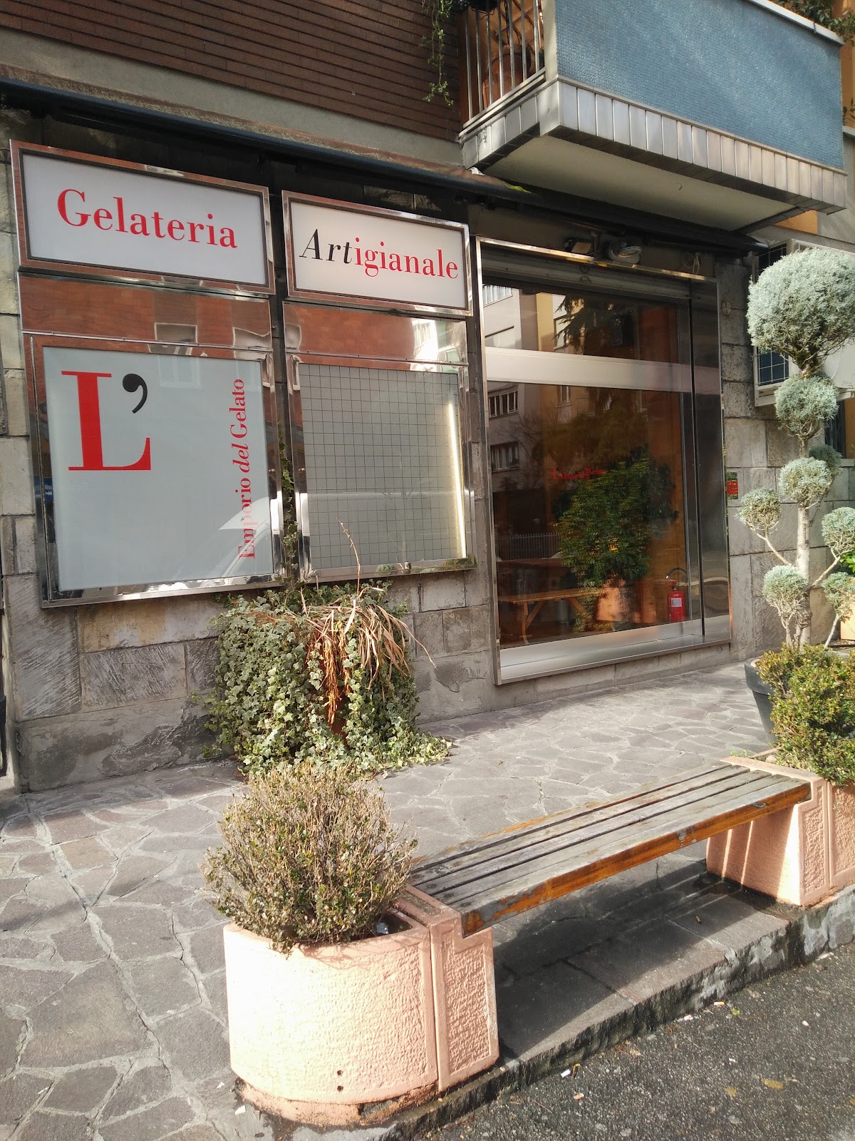 Il banco e la vetrina dei gusti.