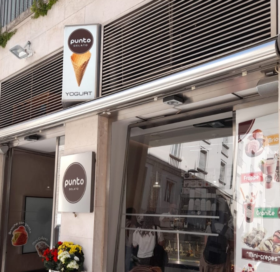 Il banco e la vetrina dei gusti.