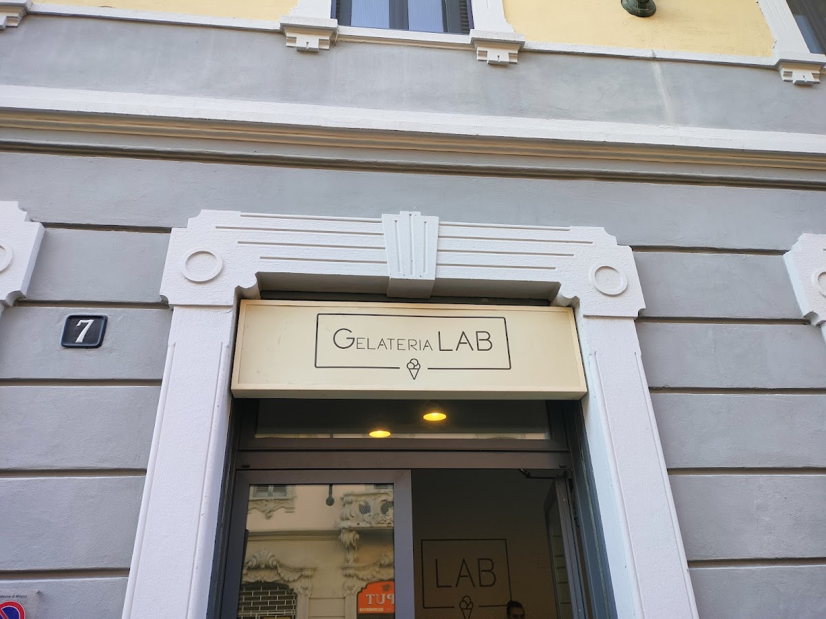 Il banco e la vetrina dei gusti.