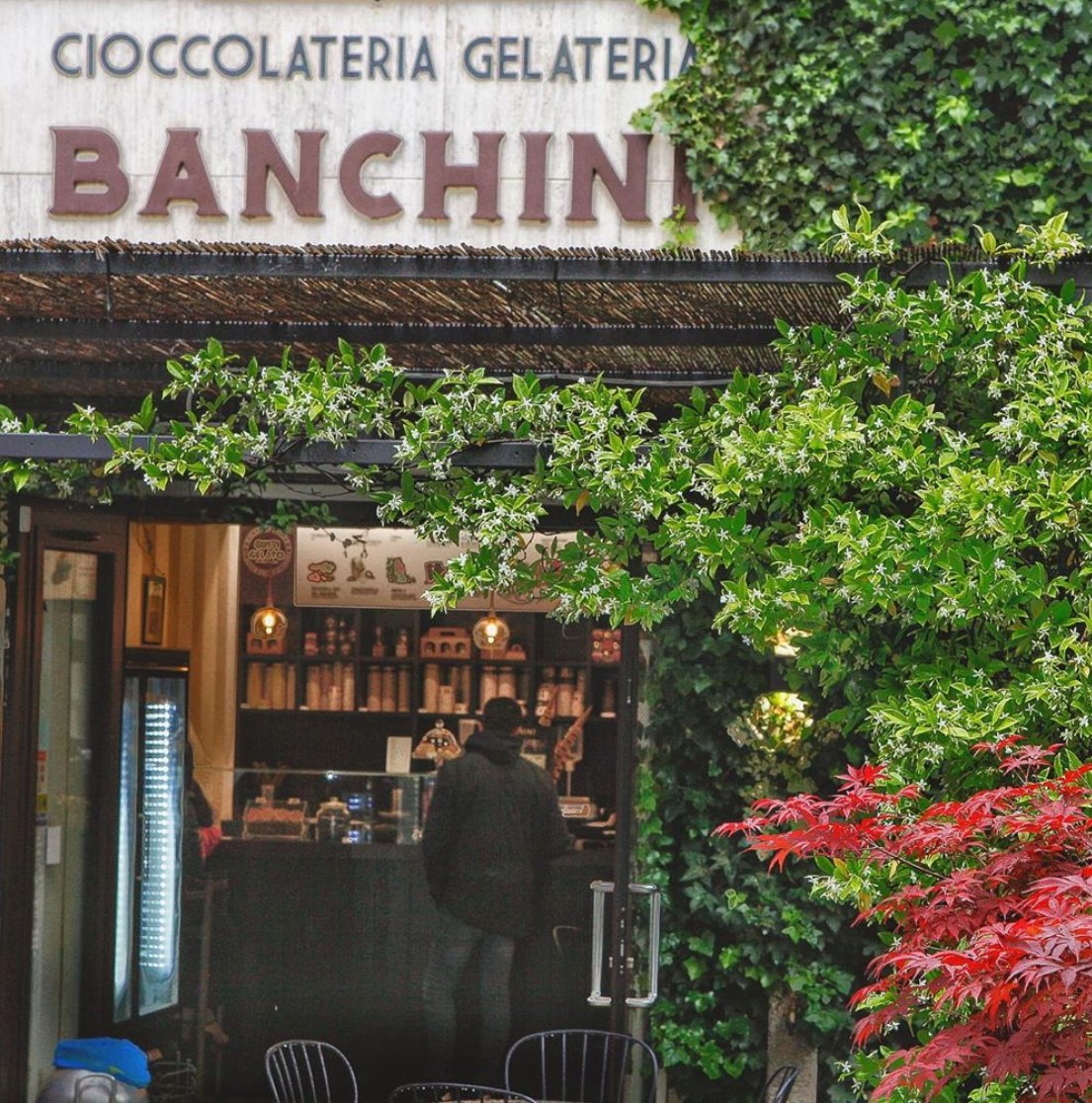 Il banco e la vetrina dei gusti.