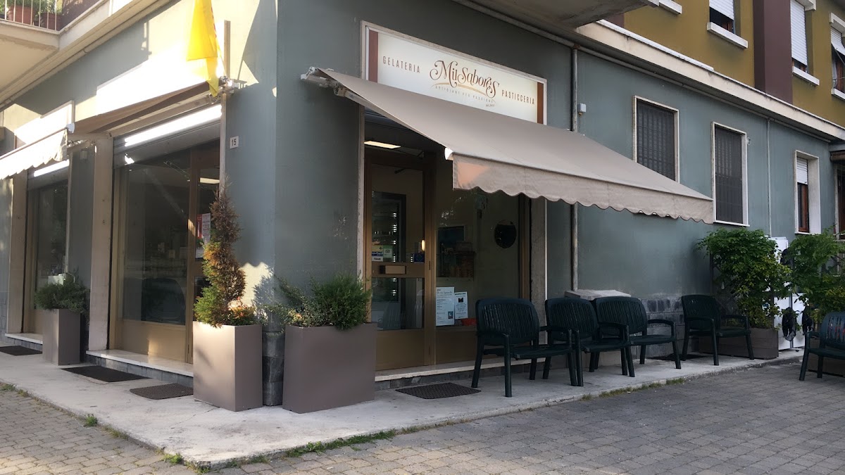 Il banco e la vetrina dei gusti.