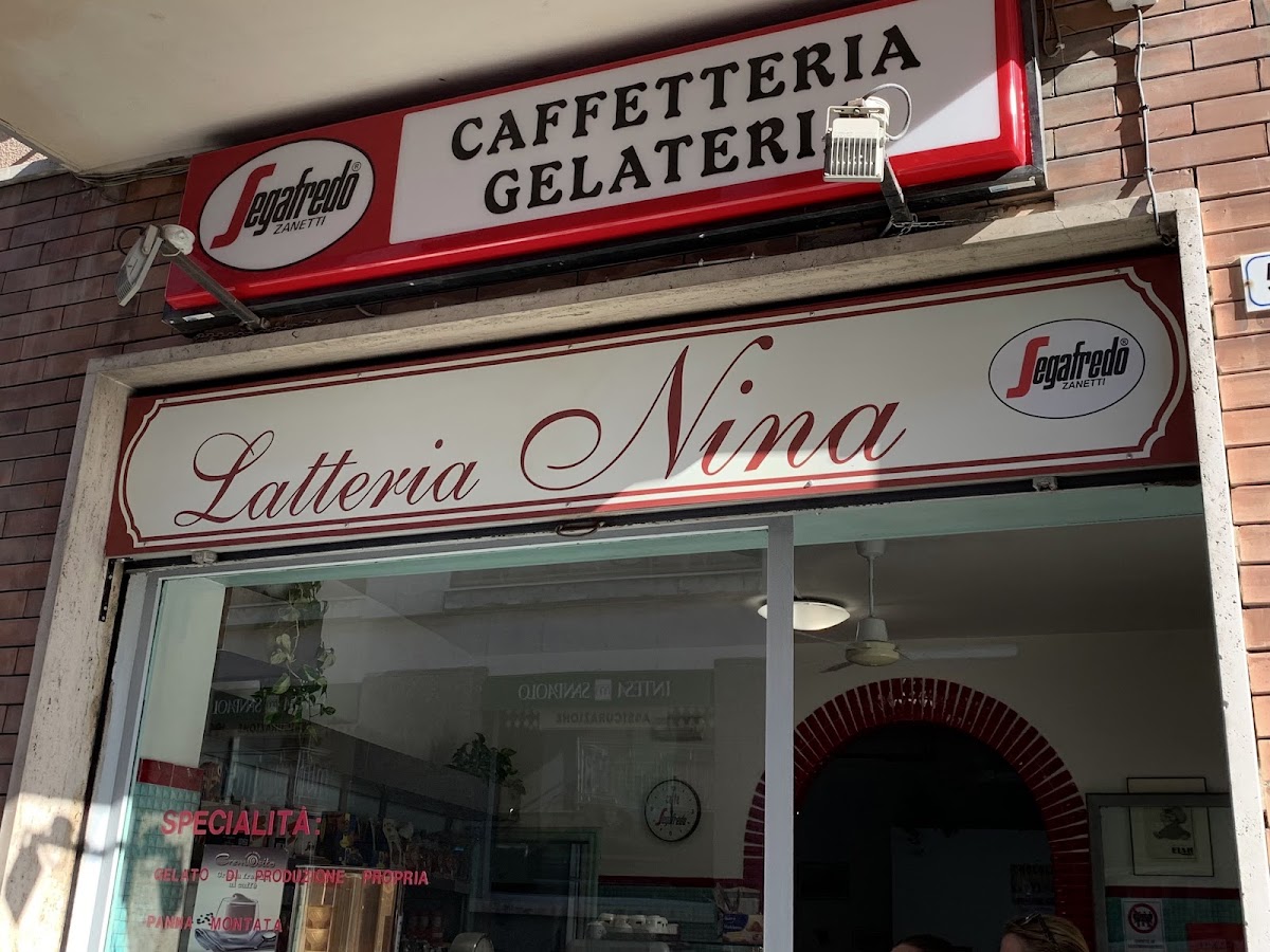 Il banco e la vetrina dei gusti.