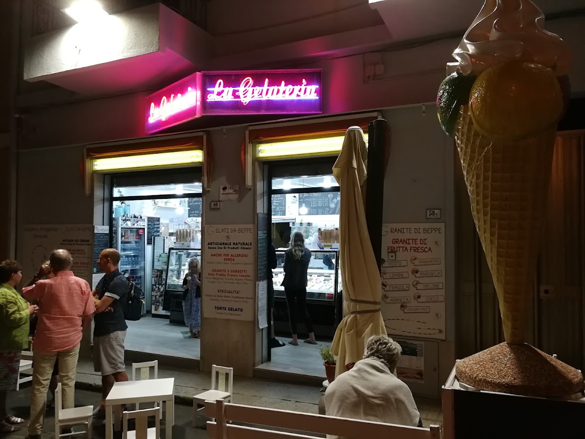 Il banco e la vetrina dei gusti.