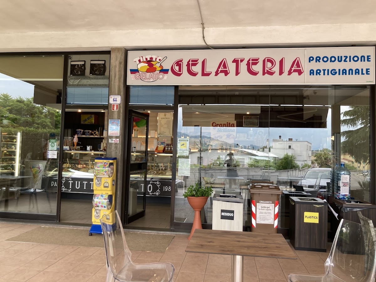 Il banco e la vetrina dei gusti.