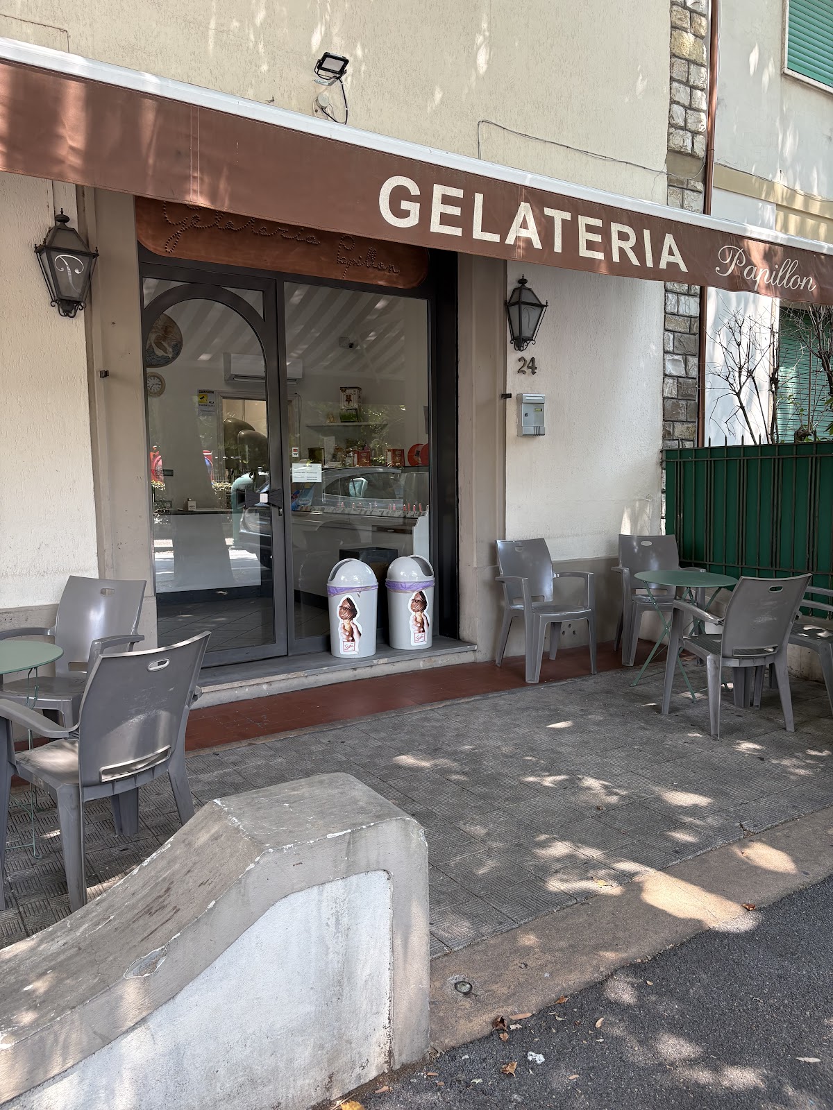 Un dettaglio della vetrina.