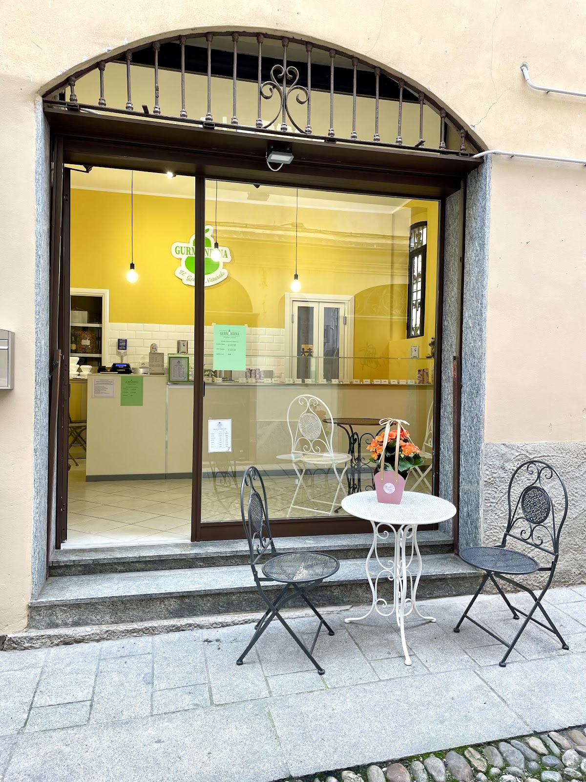Il banco e la vetrina dei gusti.