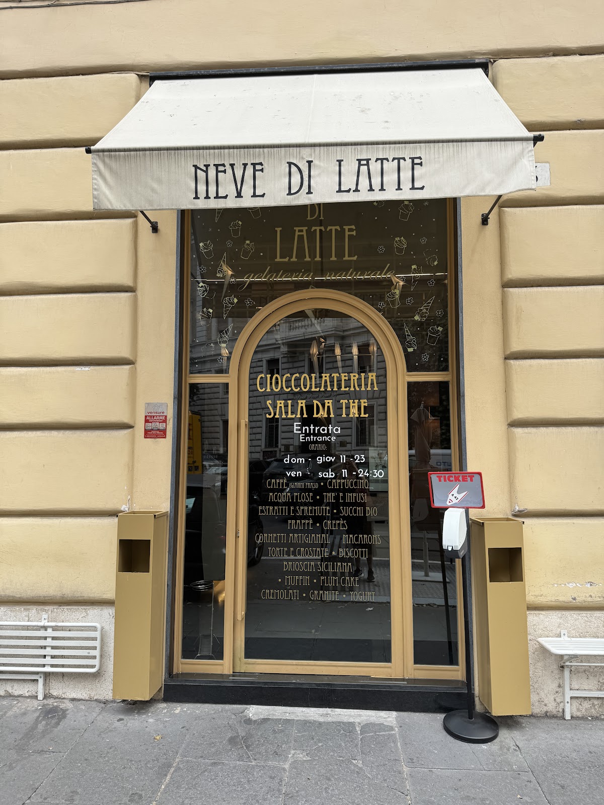 Il locale visto dall'interno.