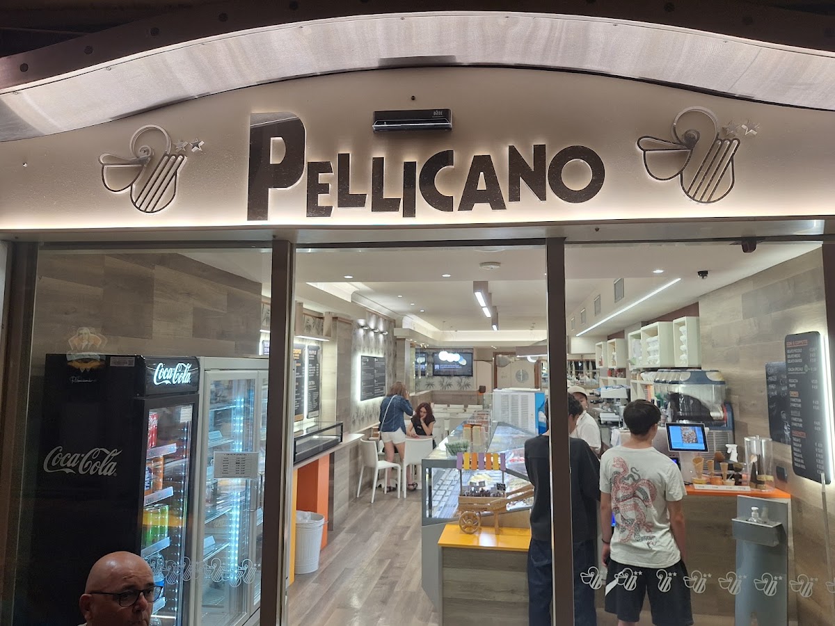 Il banco e la vetrina dei gusti.