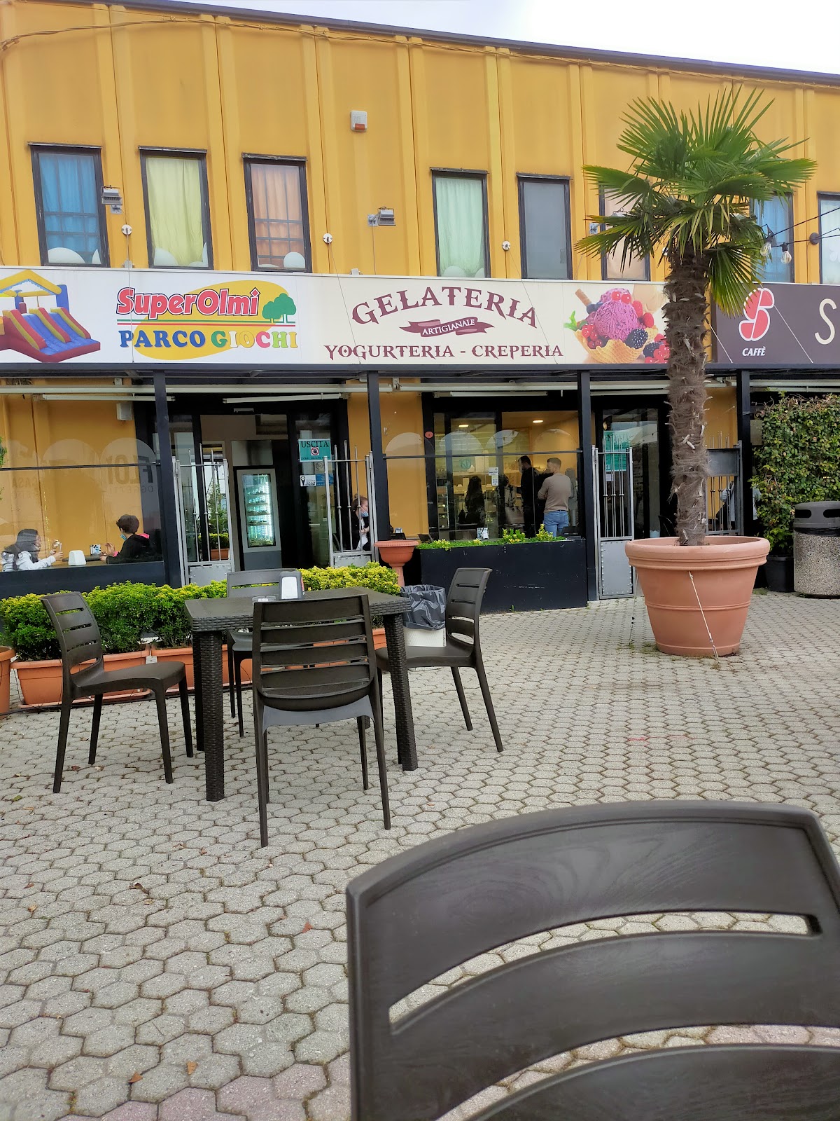 Il banco e la vetrina dei gusti.