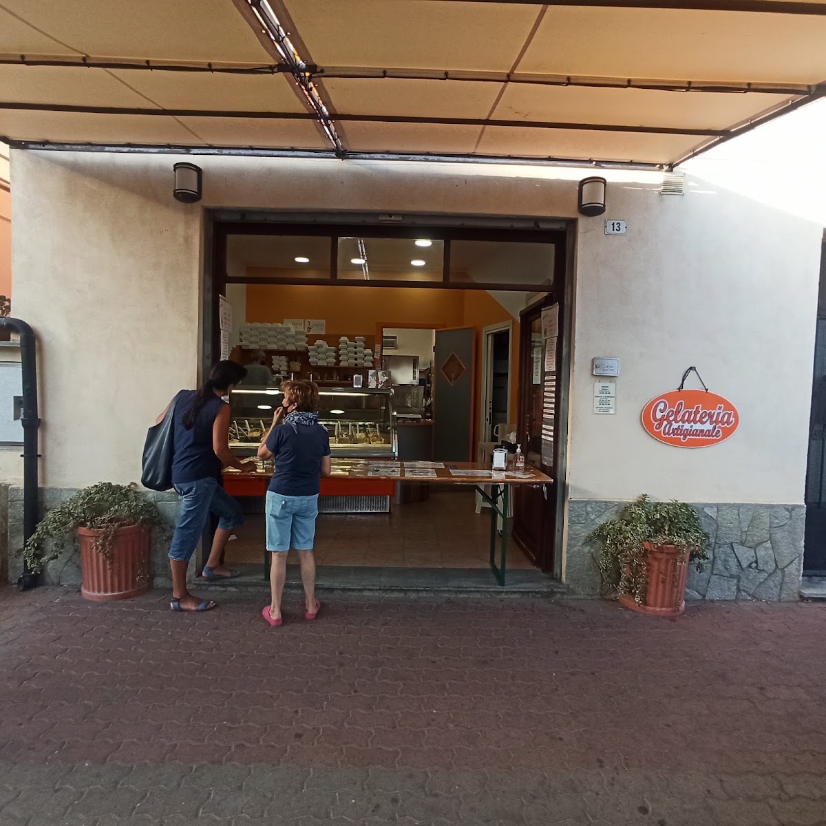 Il banco e la vetrina dei gusti.
