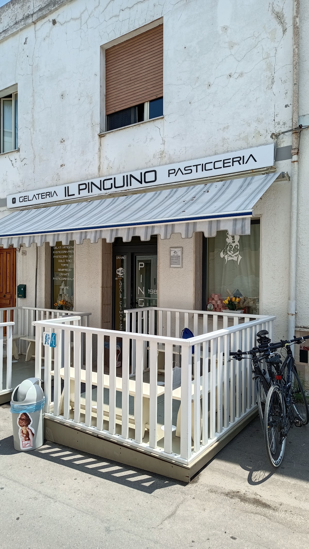 Il banco e la vetrina dei gusti.