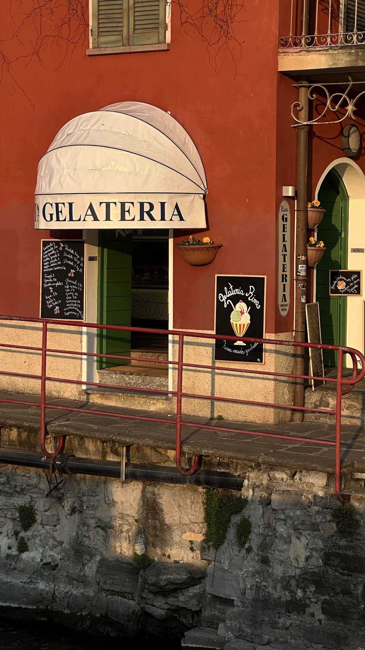 Il banco e la vetrina dei gusti.
