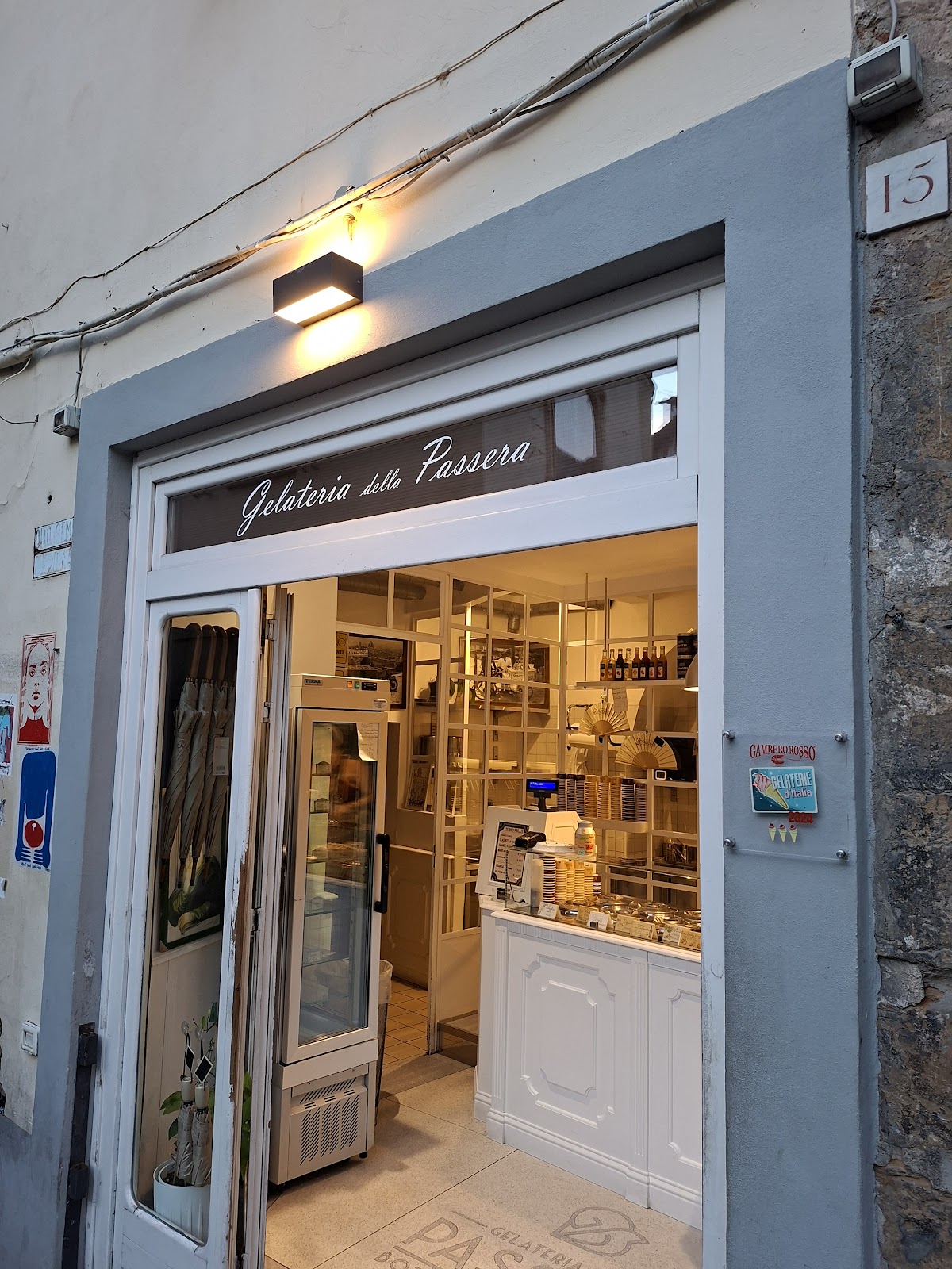 Il banco e la vetrina dei gusti.