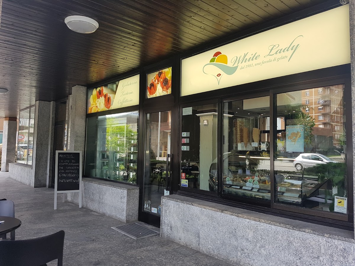 Il banco e la vetrina dei gusti.