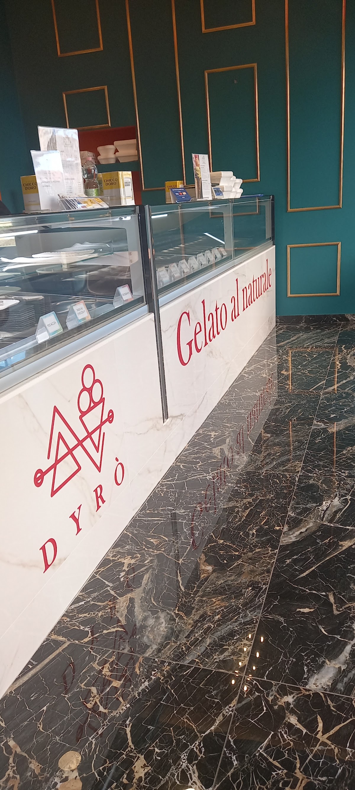 Il banco e la vetrina dei gusti.