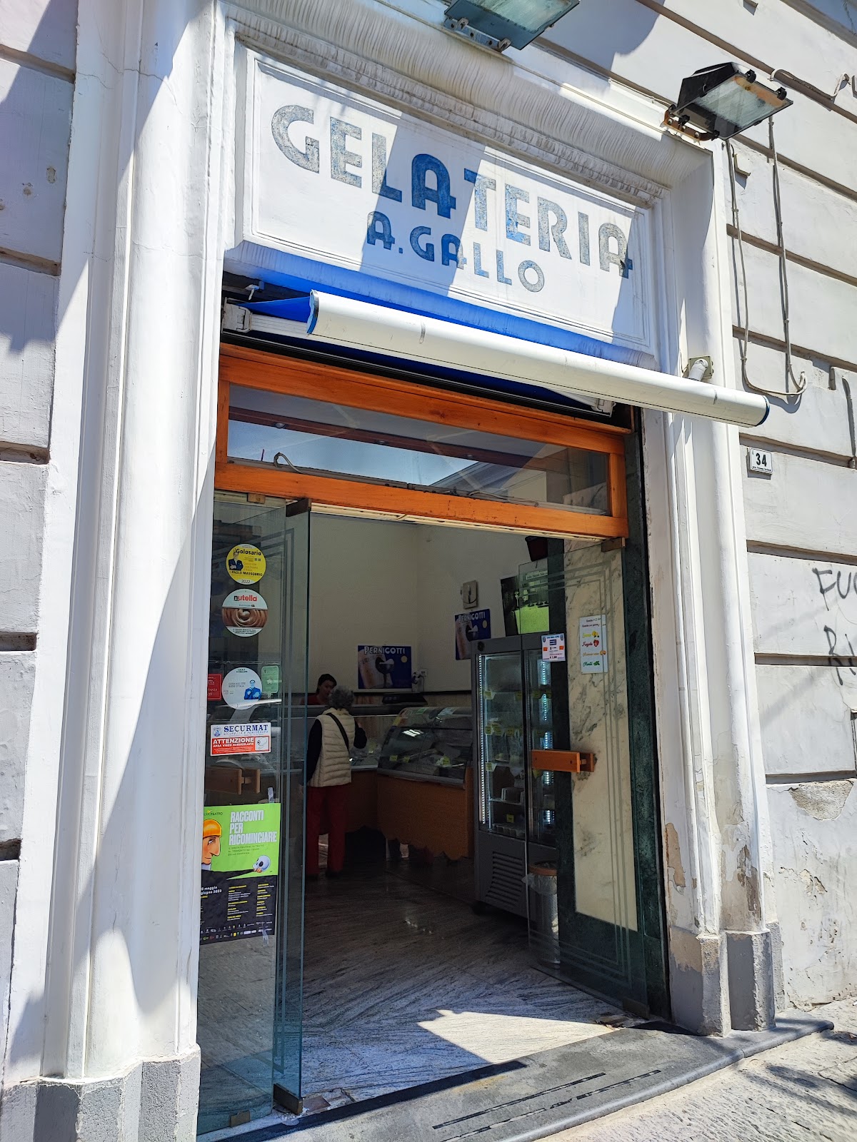 Il banco e la vetrina dei gusti.