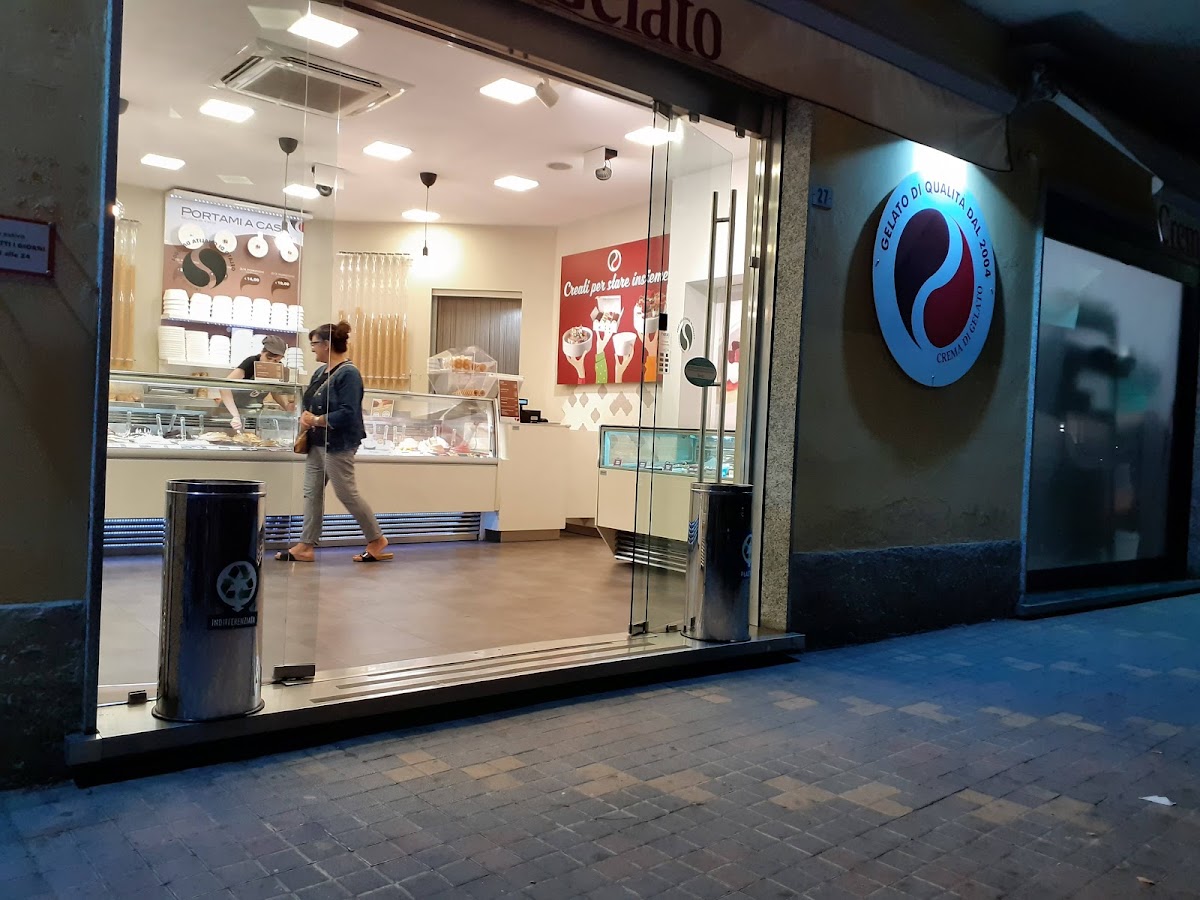 Il banco e la vetrina dei gusti.
