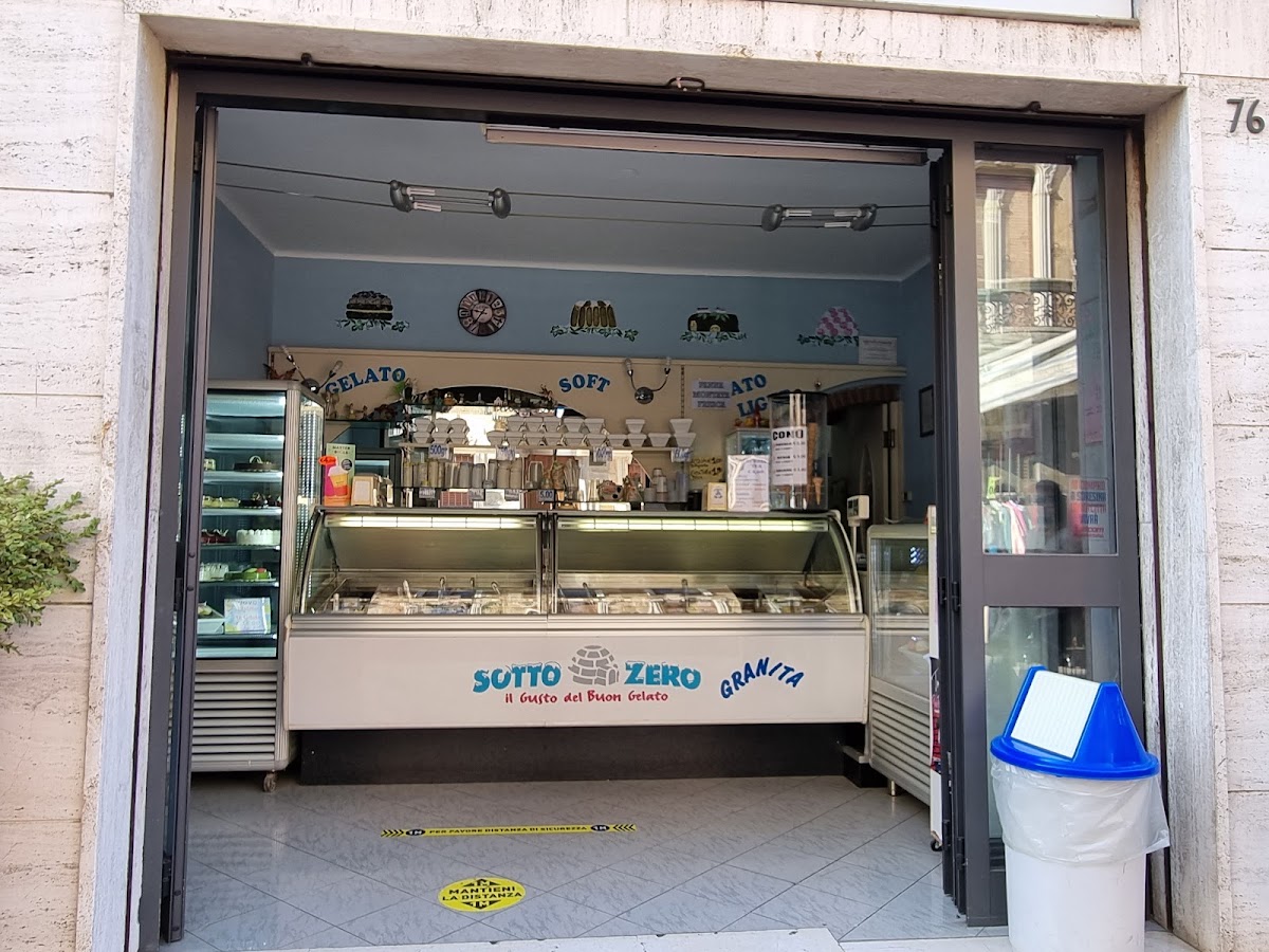 Il banco e la vetrina dei gusti.