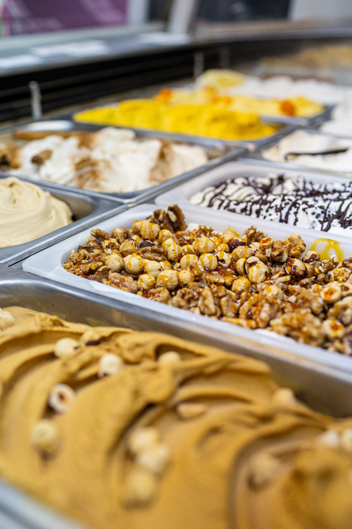 Vitrina de helados artesanos en Piamonte D'Ambrosio · cubeta italiana con presentación carapinata y colores naturales